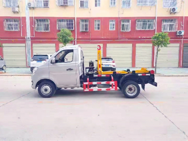 長安國六汽油鉤臂（車廂可卸）式垃圾車（後雙輪）