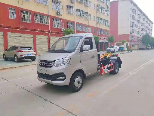 長安國六汽油鉤臂（車廂可卸）式垃圾車（後雙輪）