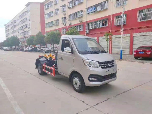 長安國六汽油鉤臂（車廂可卸）式垃圾車（後雙輪）