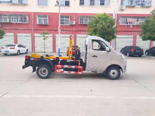 長安國六汽油鉤臂（車廂可卸）式垃圾車（後雙輪）