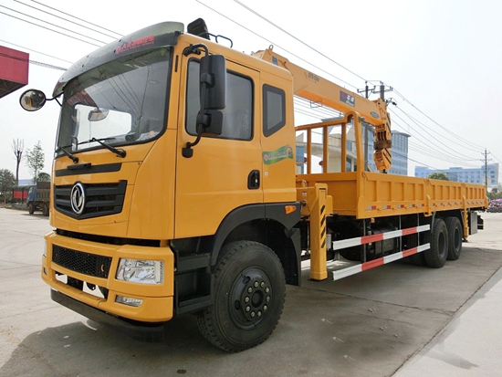 東風新款後雙橋隨車吊