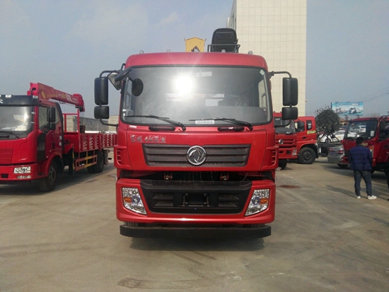 東風新款後雙橋隨車