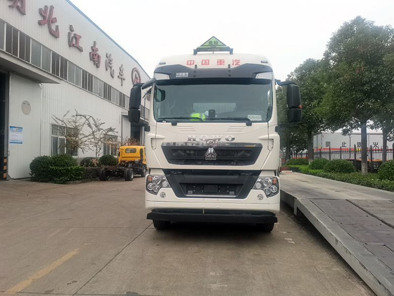 豪沃前四後八易燃液體廂式運輸車