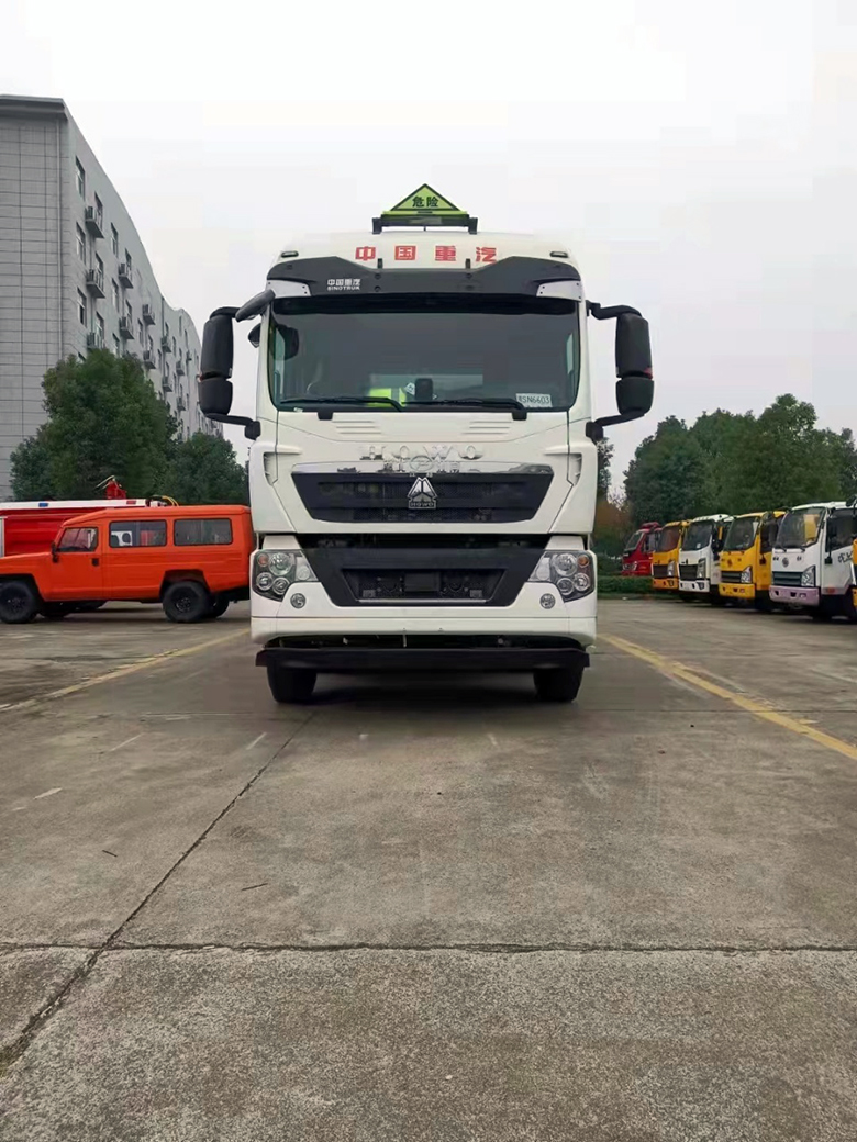 豪沃前四後八易燃液體廂式運輸車