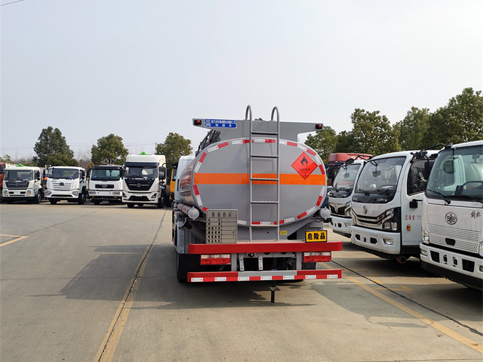 東風福瑞卡8.3方加油車