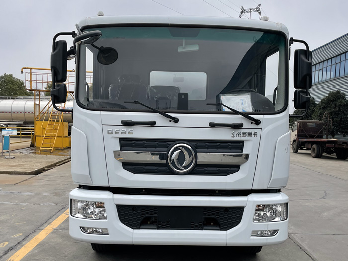 東風多利卡14.5方D9運油車