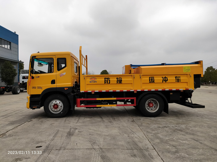 東風D9防撞緩衝車