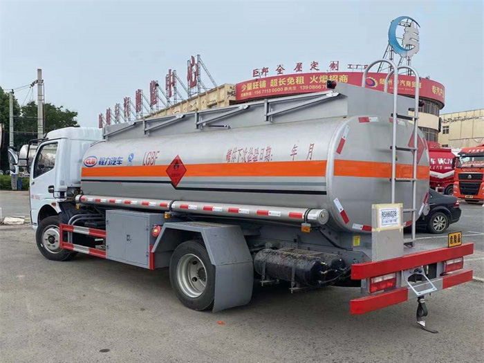 國六東風多利卡8.3方加油車
