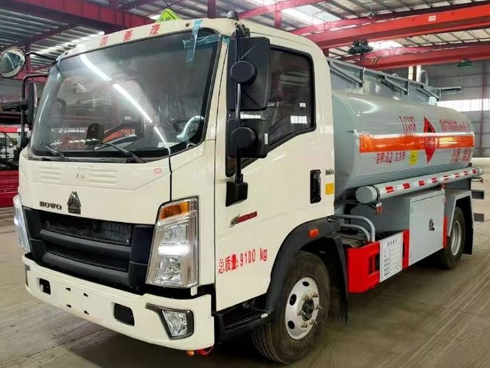 國六重汽豪沃6.2方加油車