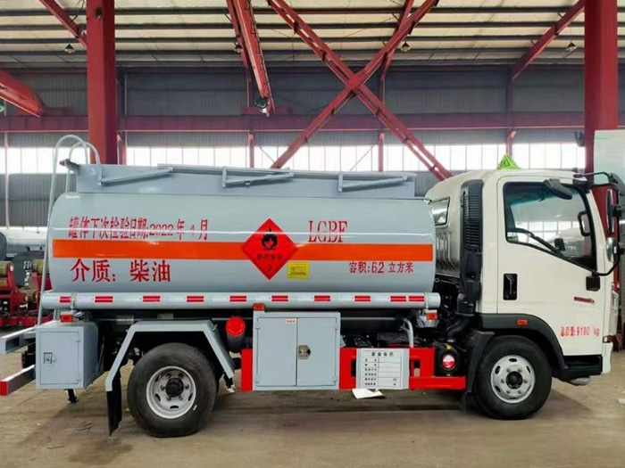 國六重汽豪沃6.2方加油車