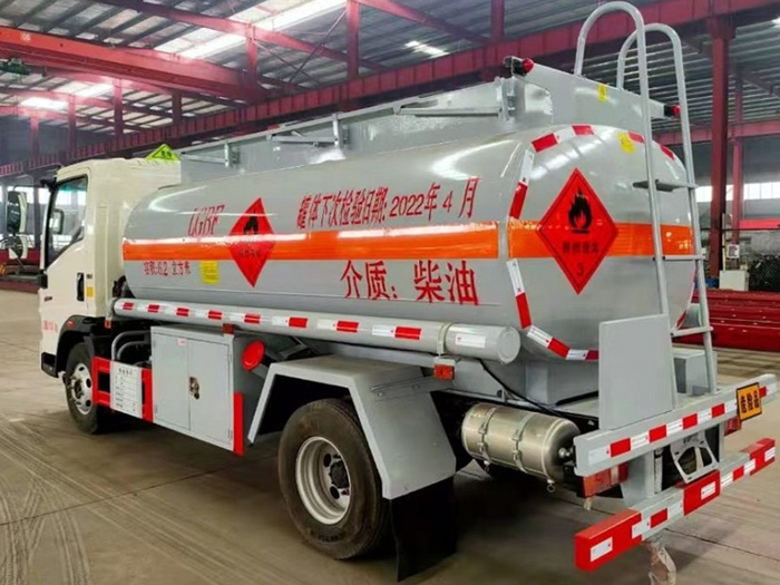 國六重汽豪沃6.2方加油車