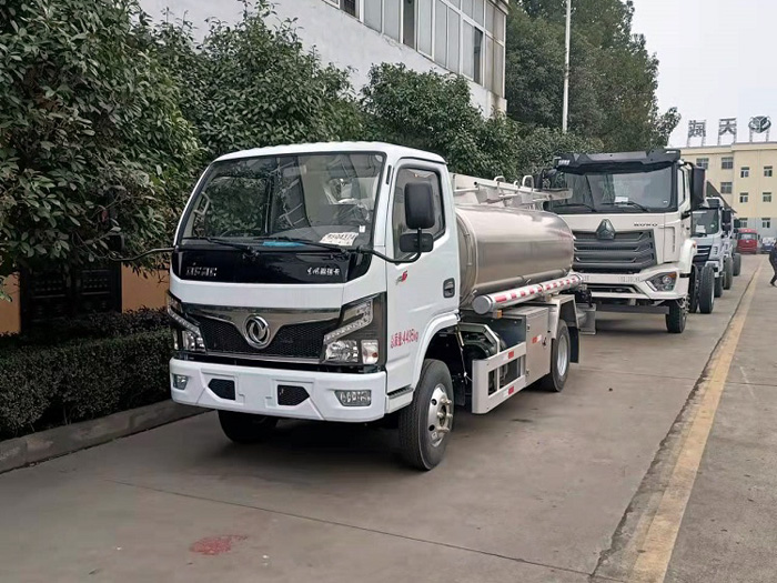東風小多利卡5方藍牌供液車