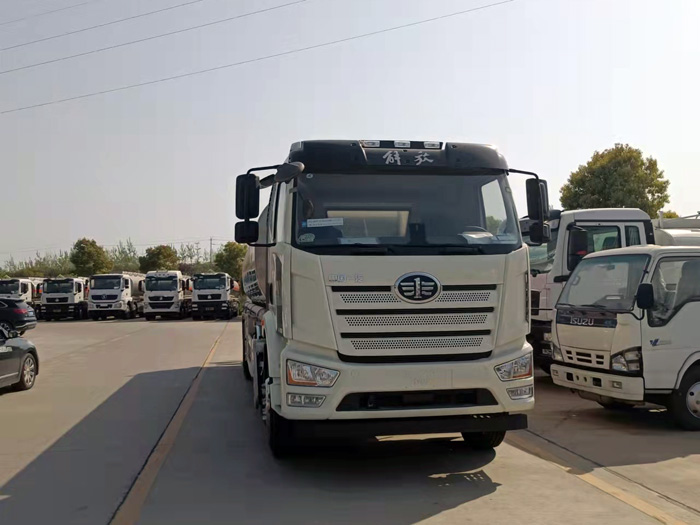 解放前四後八25.6方油罐車