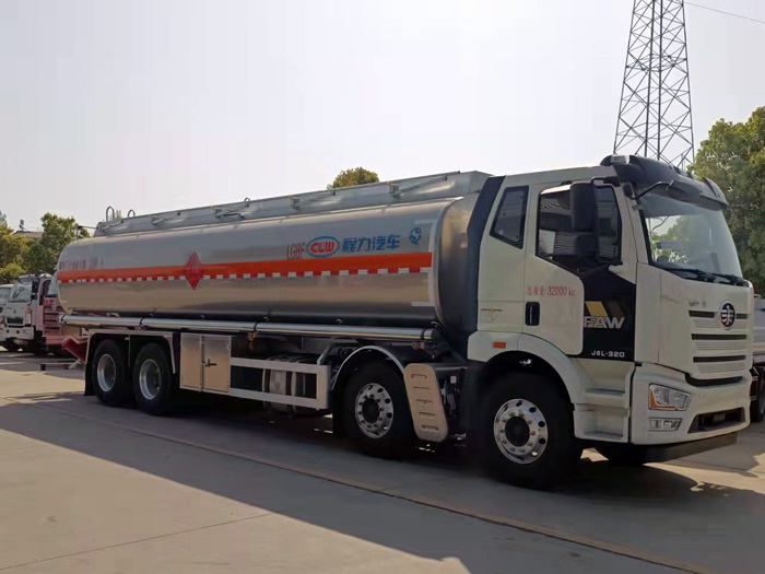 解放前四後八25.6方油罐車