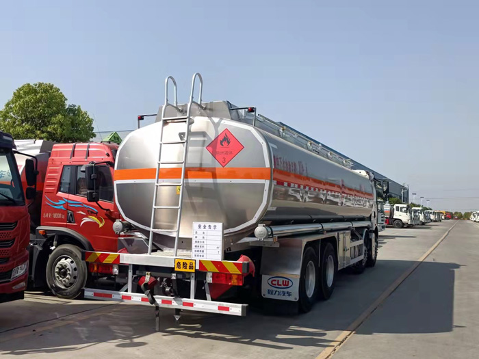 解放前四後八25.6方油罐車