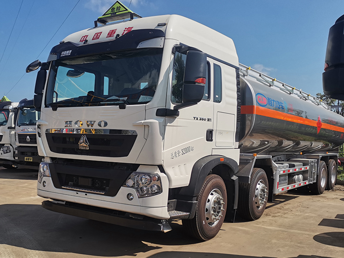 重汽豪沃前四後八25.5方油罐車
