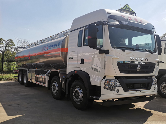 重汽豪沃前四後八25.5方油罐車