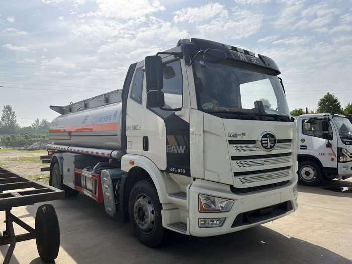 解放J6加油車12.7方