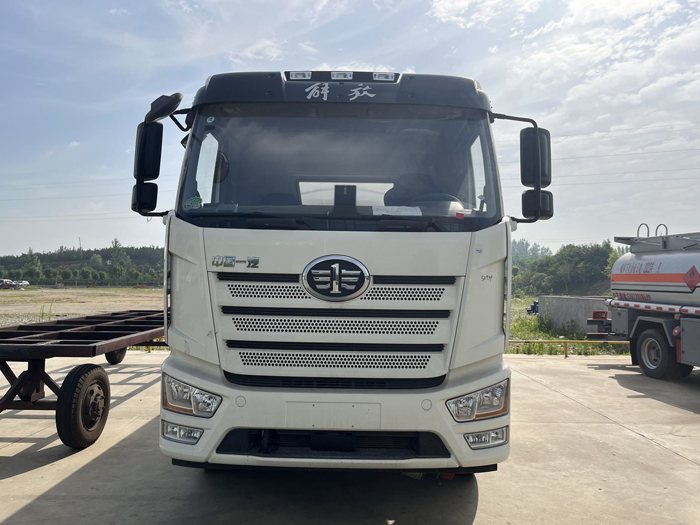 解放J6加油車12.7方