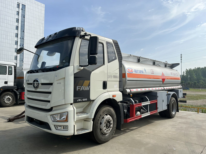 解放J6加油車12.7方