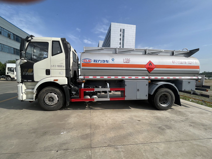 解放J6加油車12.7方