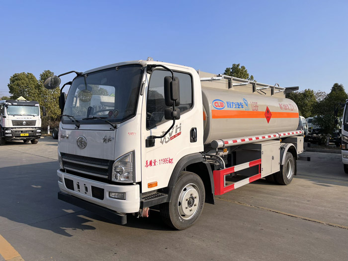 解放9.5方油罐車