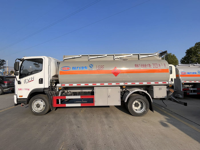 解放9.5方油罐車