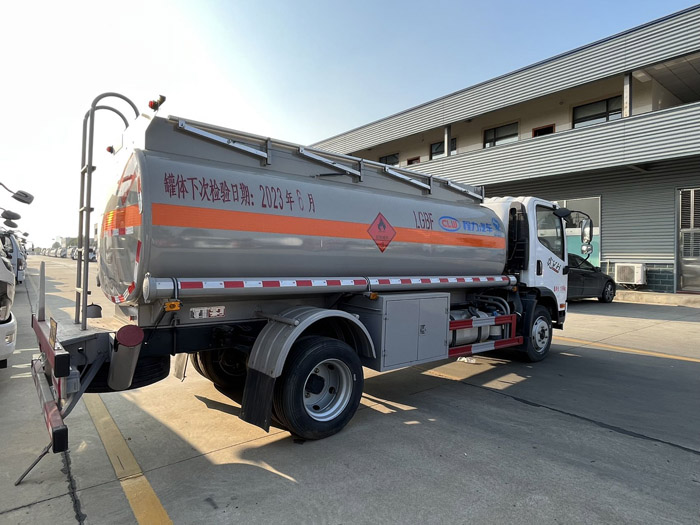 解放9.5方油罐車